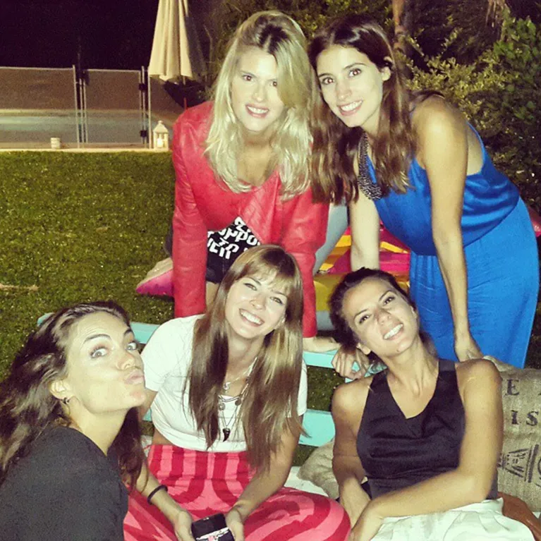 Gimena Accardi y la China Suárez junto a sus compañeras de Casi Ángeles. Foto archivo.