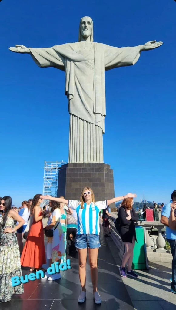 Marisa Andino posó en el Cristo Redentor en modo fan. 