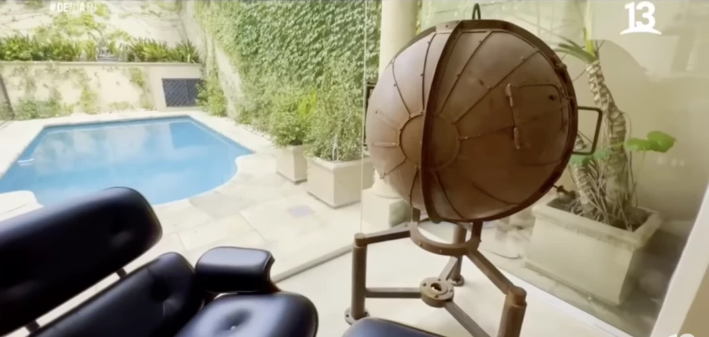 Una boya gigante decora el living, pero en realidad es una cava de vinos.