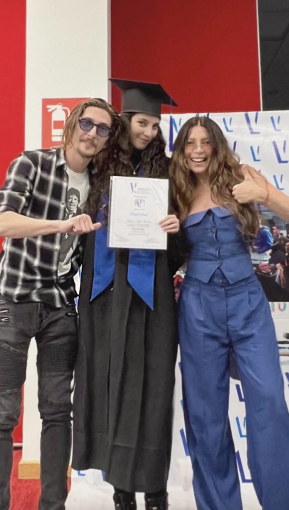 La clásica foto con el título en mano.