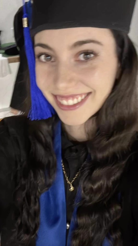 Victoria, la hija de Mónica Ayos y Diego Olivera recién graduada.