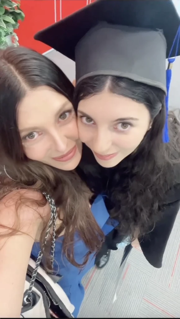 Mónica Ayos posó feliz con Victoria.