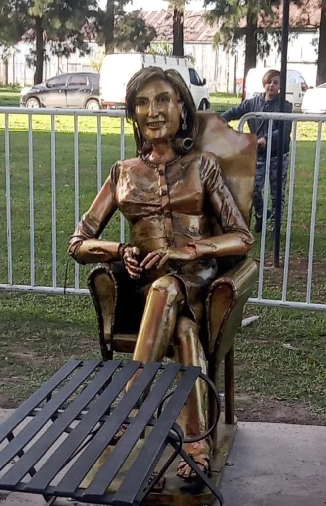 Estatua Mirtha Legrand