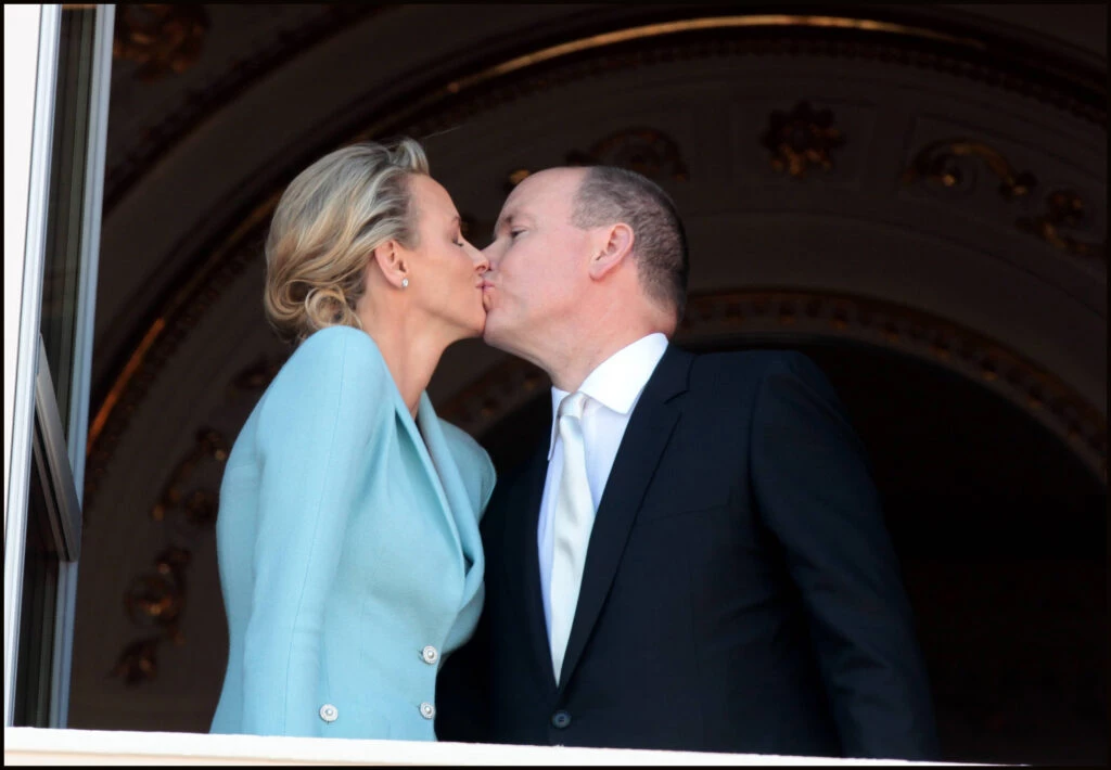 Tras cuatro años de relación, Alberto le propuso matrimonio a Charlene