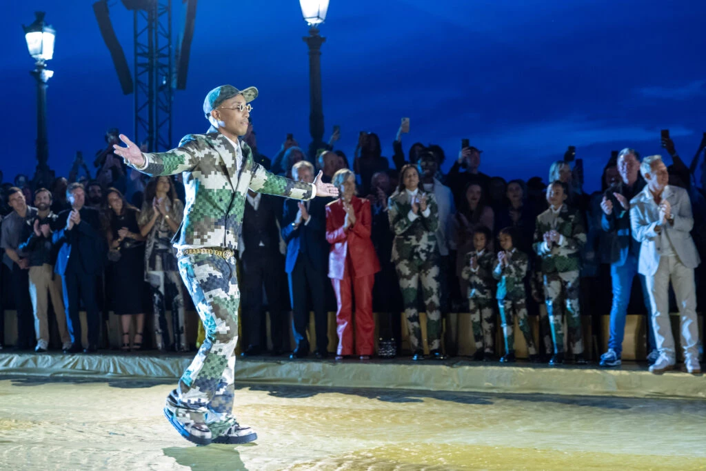 Aplausos de pie para el cierre del desfile de Pharell Williams.  