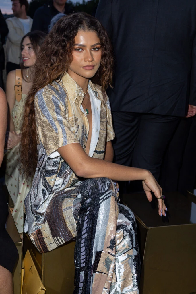 Zendaya, ícono fashionista por excelencia, no se quiso perder la primera propuesta de Pharrell al mando de LV. 