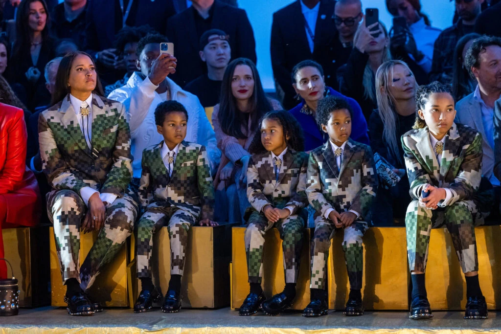 Helen Lasichanh, la esposa de Pharrell, y sus cuatro hijos. Familia matcheada. 