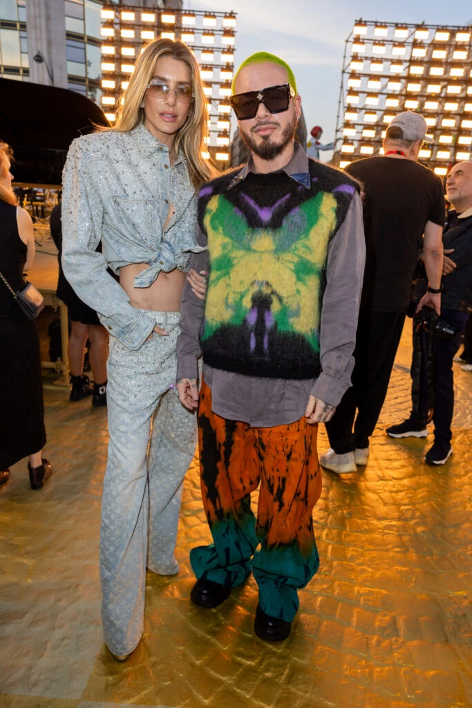 Valentina Ferrer y J Balvin también vieron el desfile de LV desde la primera fila. 