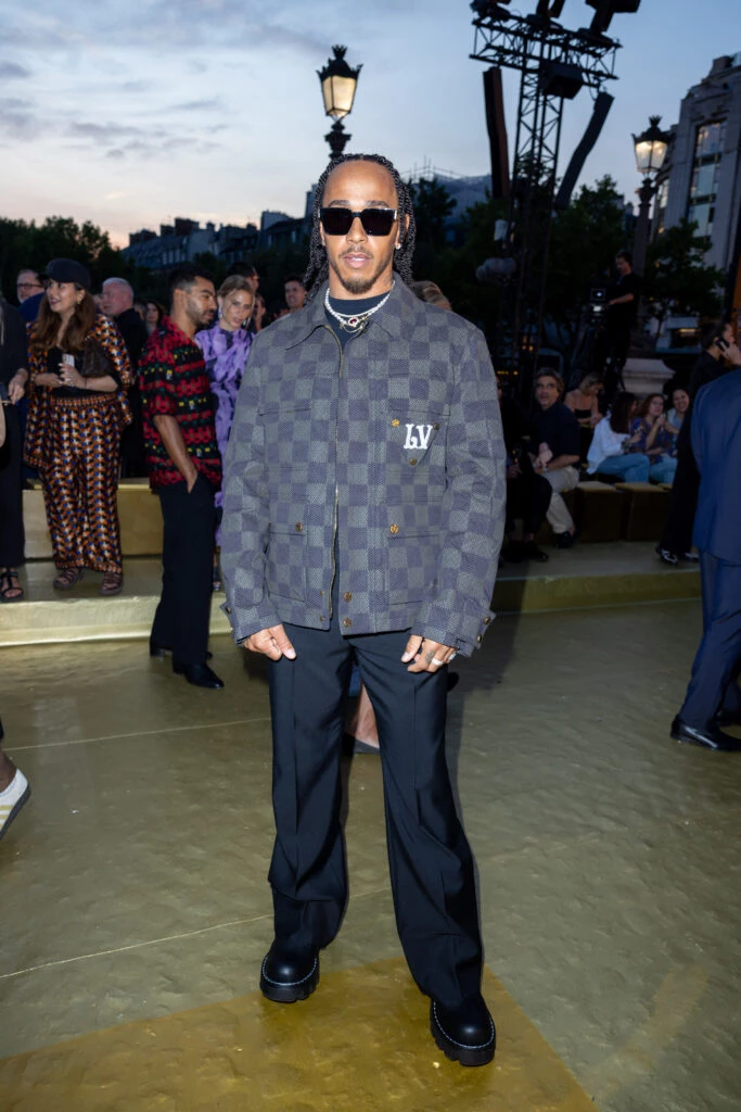 Lewis Hamilton, el corredor automovilístico con el que insisten en vincular a Shakira, también voló a París para asistir al desfile de Louis Vuitton. 