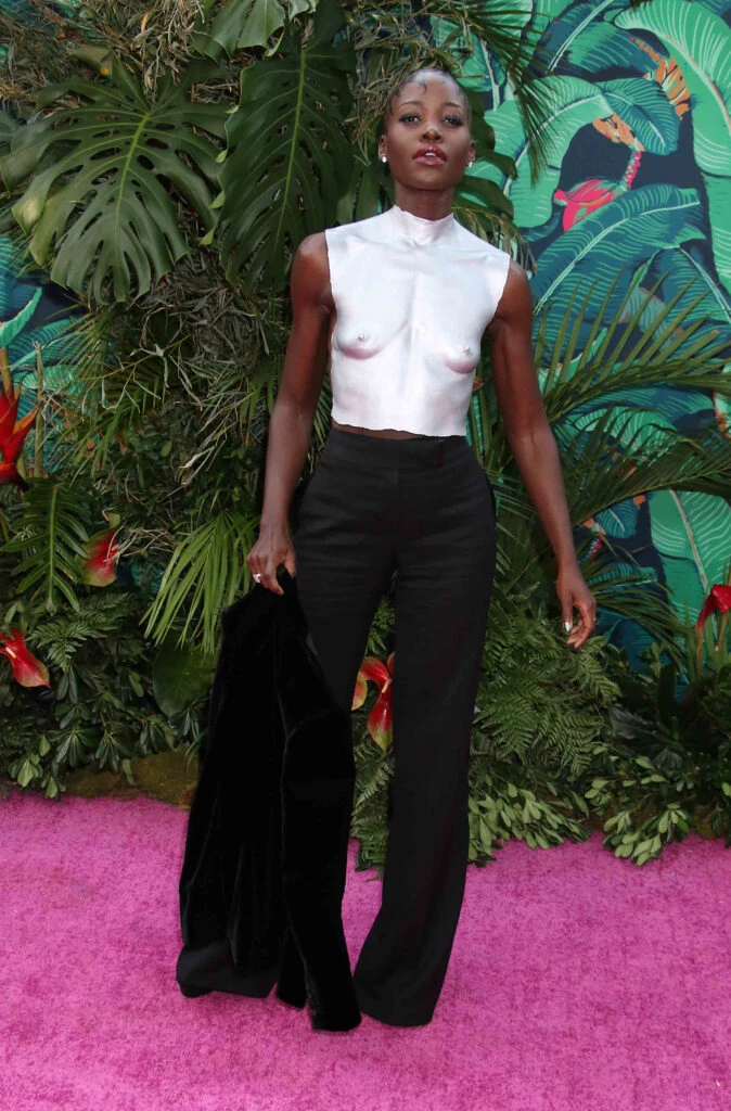 Lupita Nyongo en la alfombra roja de los Tony