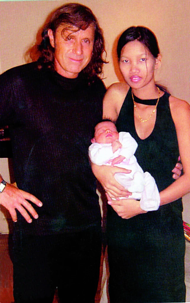 Guillermo Vilas,  Phiangphathu Khumueang y su primera hija, Andanin.