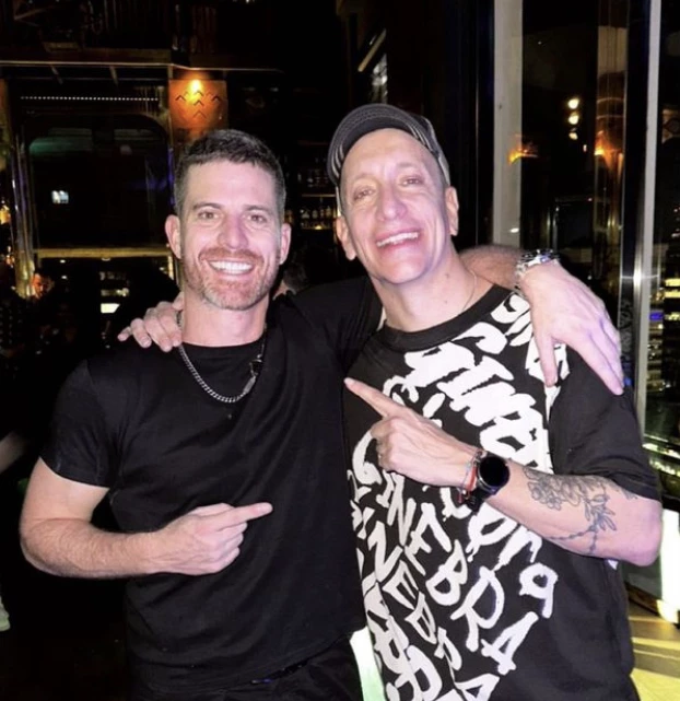 Nico Vázquez junto a su amigo Rolando