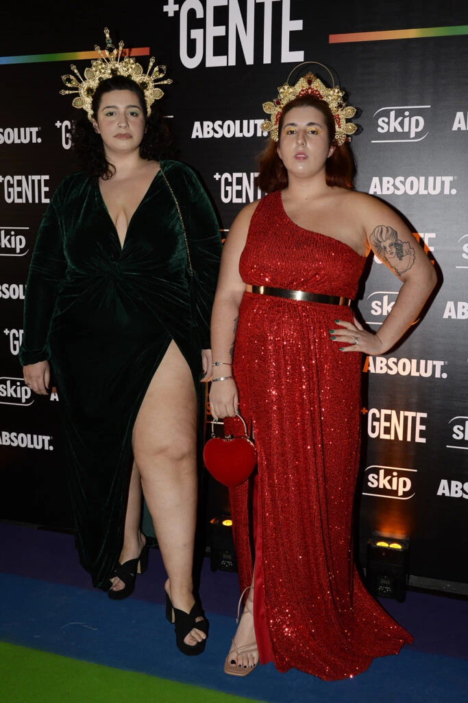Agustina Cabaleiro (Online Mami) y Maki Jiménez en la rainbow carpet de +GENTE