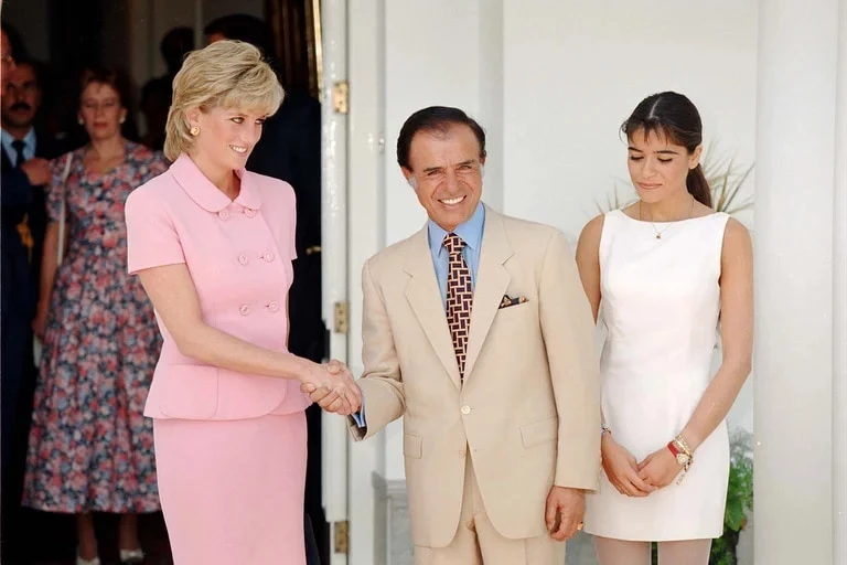 El encuentro de Lady Di y Carlos Menem. La "princesa del pueblo" eligió un tailleur rosa Versace.
