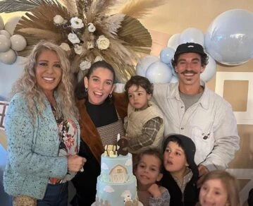 Reina Reech junto a su hija y nietos.