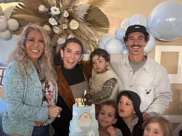 Reina Reech junto a su hija y nietos.