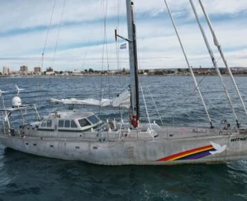 Gente en el velero de Greenpeace