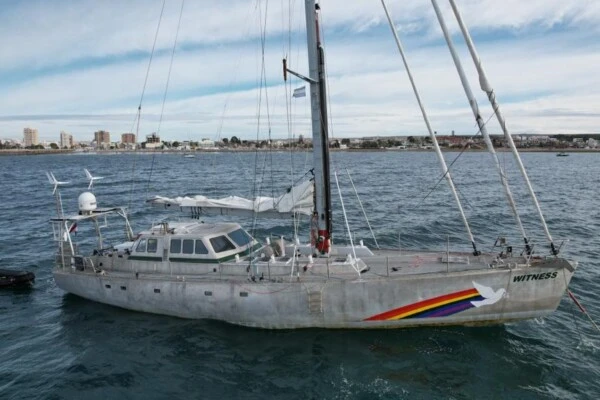 Gente en el velero de Greenpeace
