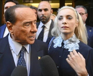 Silvio Berlusconi y su novia, Marta Fascina, que lo cuidó hasta el fin de sus días