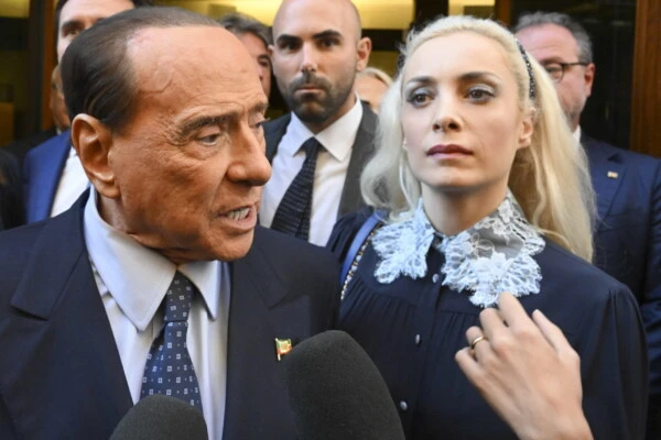 Silvio Berlusconi y su novia, Marta Fascina, que lo cuidó hasta el fin de sus días