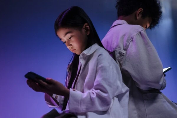 Un pueblo irlandés dice "no" a los celulares para menores de 12 años