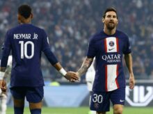 El emotivo intercambio entre Neymar y Messi por su despedida de Paris Saint Germain. Foto archivo.