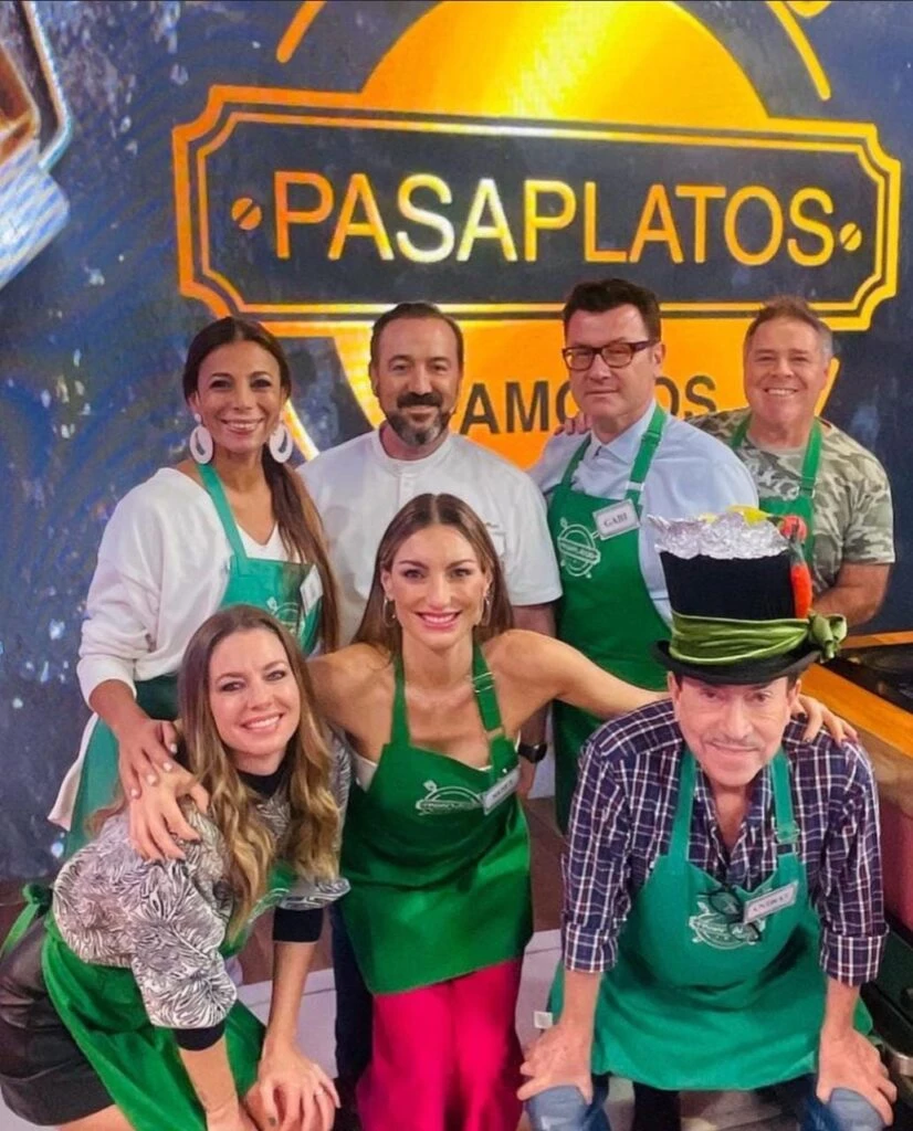Geraldine Neumann junto a sus compañeros de Pasaplatos. Foto redes sociales. 