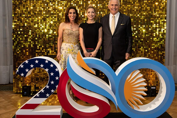 El embajador Marc Stanley y su mujer junto a Fabiola Yáñez