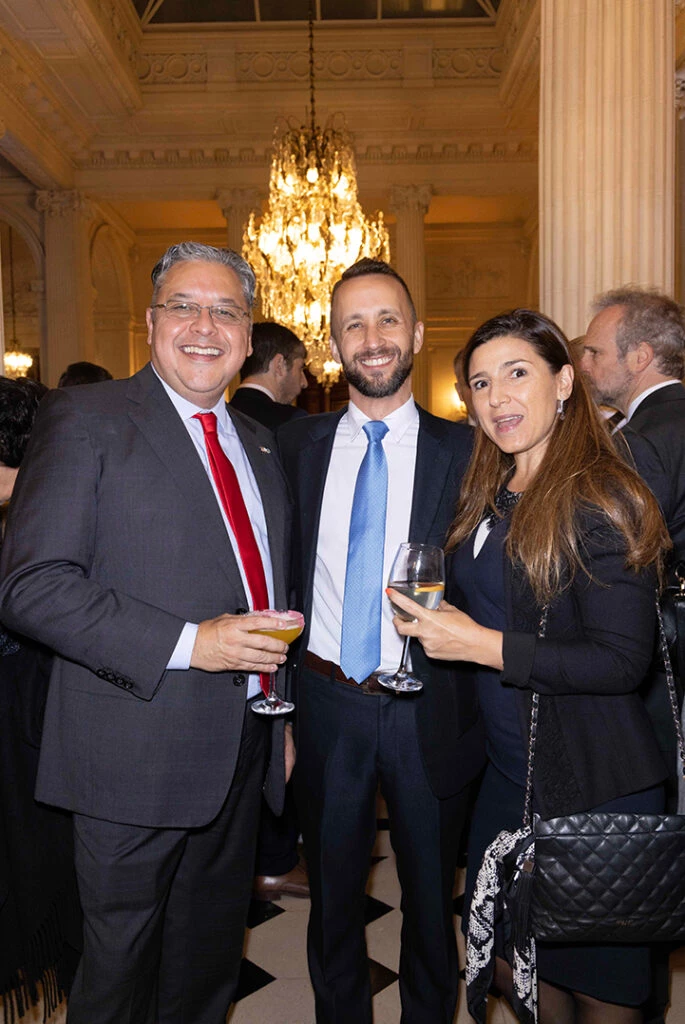 El relacionista diplomático Ariel Blufstein junto a Valeria Endrek, Subdirectora Nacional de la Policía de Seguridad Aeroportuaria, y Gabriel Adragna, Director General de Relaciones Institucionales de la Policía de Seguridad Aeroportuaria.