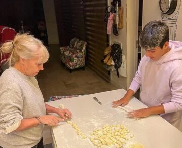 Claudia Villafañe y Benjamín Agüero haciendo los "ñoquis de la tata".