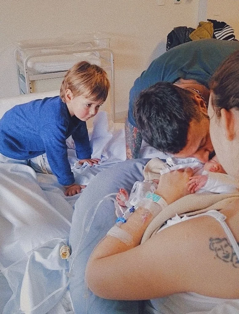 El flamante hermano mayor conoció al nuevo integrante de la familia. 