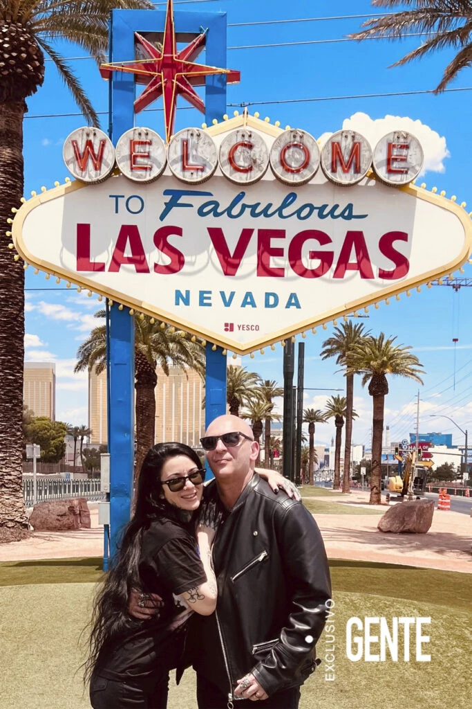 No faltó la clásica foto en el cartel del acceso a la ciudad de la lujuria y el juego.