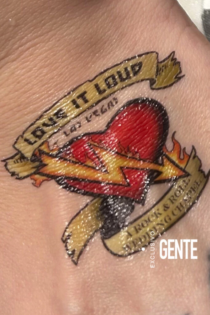 Un tatuaje conmemorativo quedó inmortalizado en sus pieles por unos días.