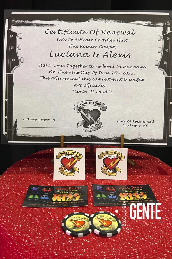 El certificado matrimonial y algunos regalos.