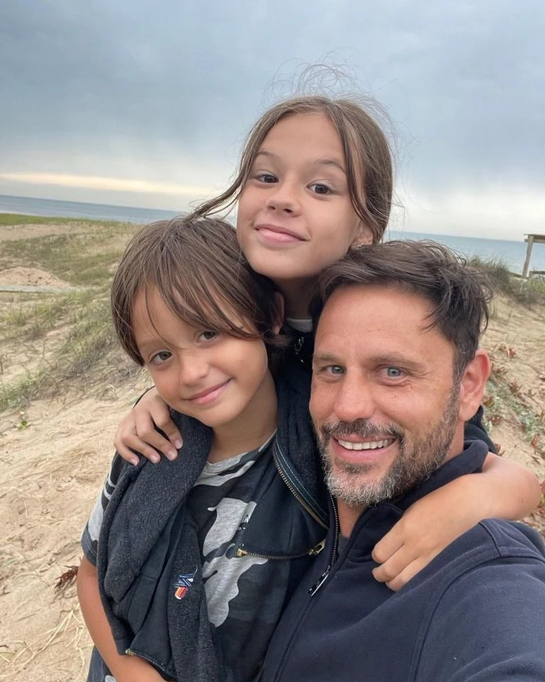 Mariano Chiadde junto a los dos hijos en común que tiene con Marian Fabbiani.