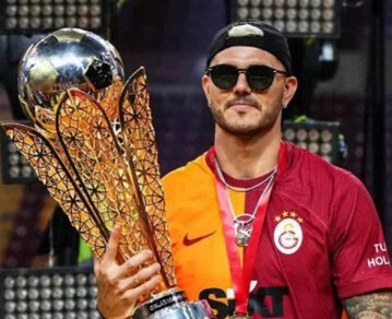 Mauro Icardi con la copa, tras ganar la Liga de Turquía