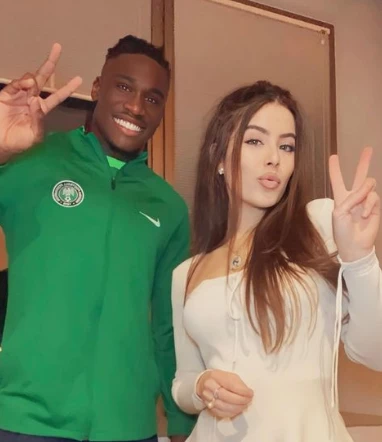 Calvin Bassey y Sara Duque. Foto redes sociales.