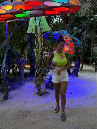 Karina Nacucchio disfrutando sus vacaciones junto a Gonzalo Montiel. Foto captura de pantalla.