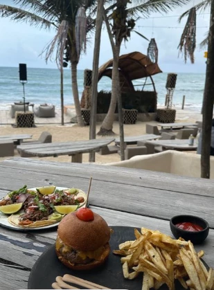 Karina Nacucchio disfrutando sus vacaciones junto a Gonzalo Montiel. Foto captura de pantalla. 