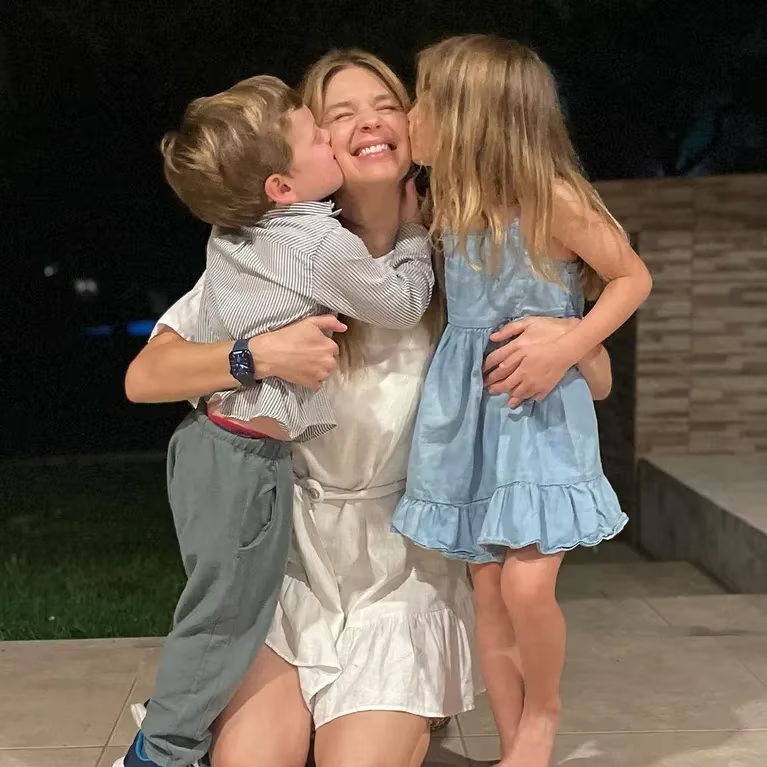 Una tierna foto de Marcela Kloosterboer junto a Juana y Otto. 
