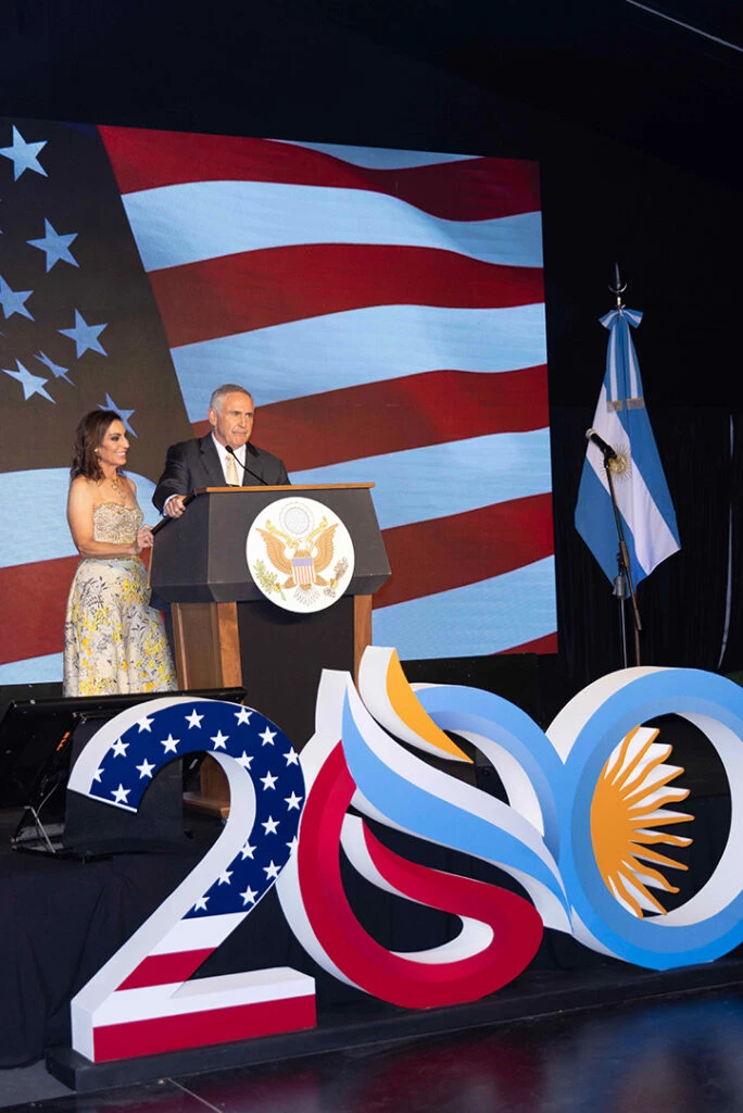 Marc Stanley y su mujer en los festejos por la independencia de Estados Unidos
