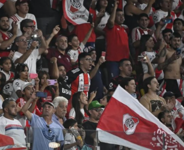 Tragedia en River: suspendieron el partido tras la muerte de un hincha