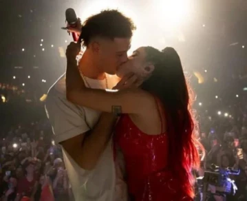 Santi Maratea y Lali, protagonizaron uno de los besos más icónicos del "chape tour"