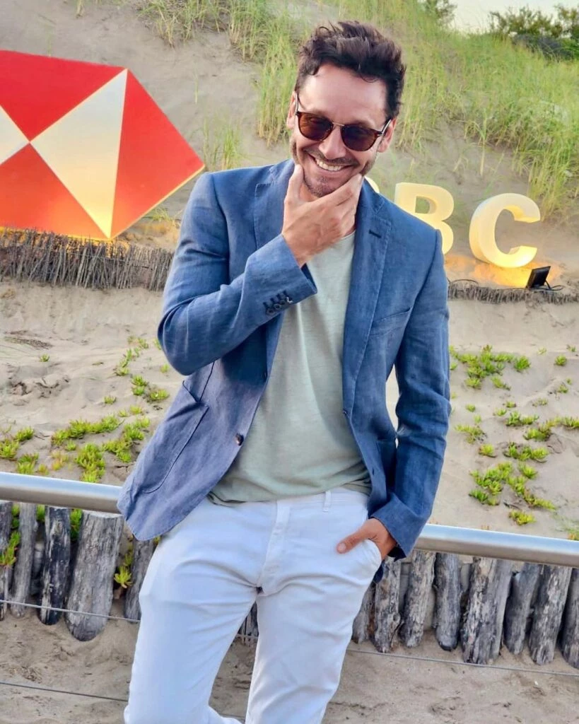 Un blazer en una gama clara de azul, ideal para un evento diurno al aire libre.