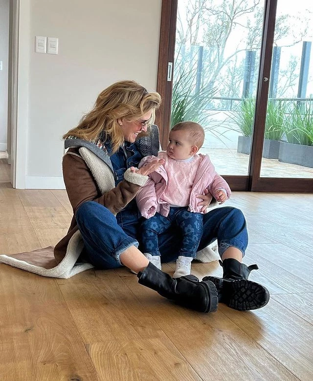 Isabel Macedo junto a su familia. Foto redes sociales.