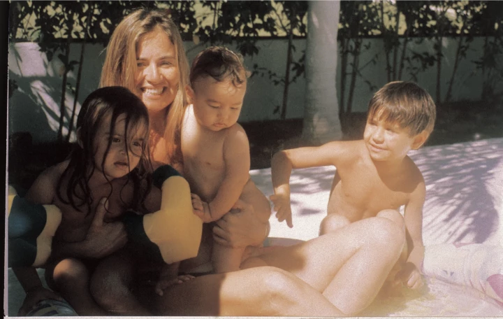 Arias Uriburu con sus hijos unos meses antes de que Imad Shaban se los lleve. 