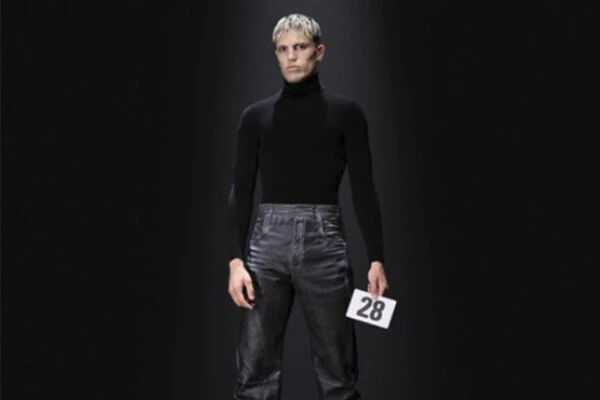 Alejandro Garnacho: así fue su debut como modelo en la pasarela de Balenciaga