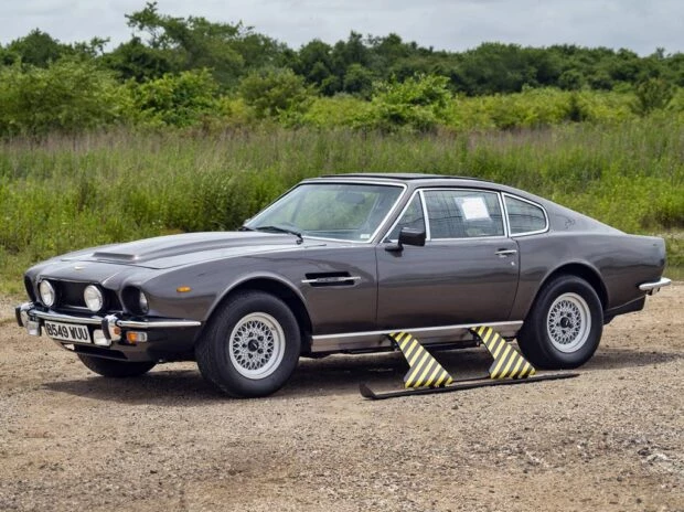 Aston Martin V8 James Bond