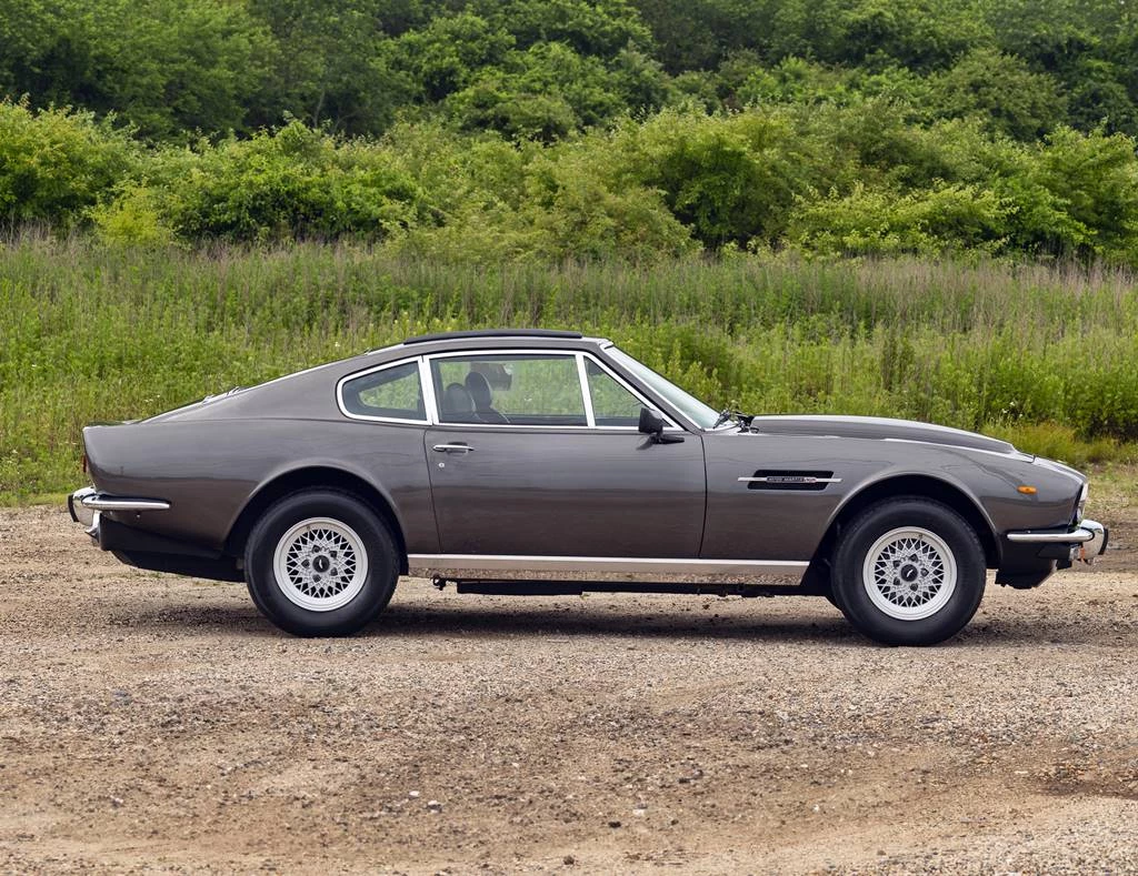 Aston Martin V8 James Bond
