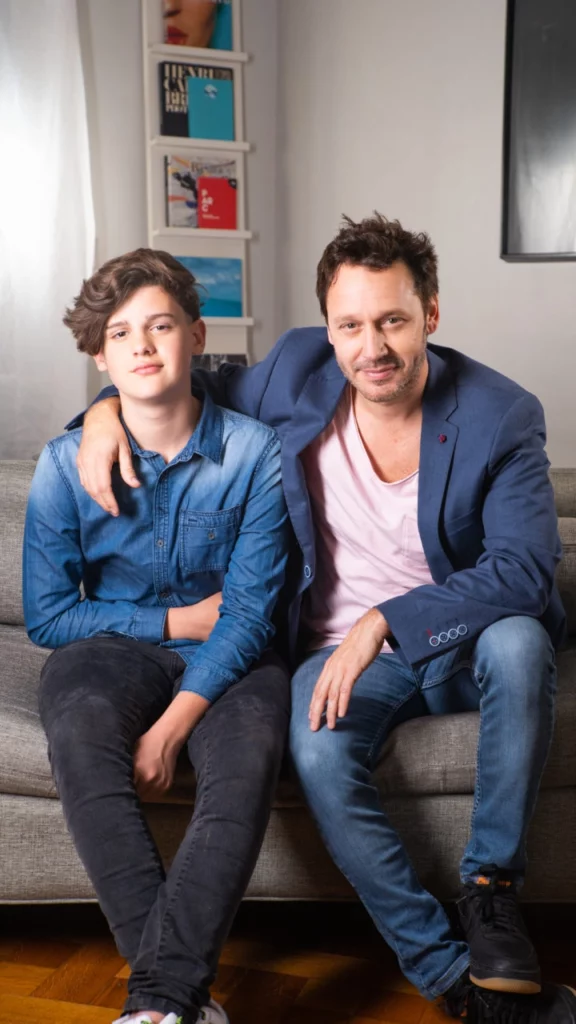 Junto a Bautista, uno de los hijos que tuvo con Pampita, Vicuña se mostró con un blazer azul que combinó con una remera rosada y pantalones de jean.